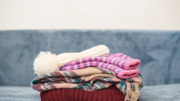 Как постирать зимние вещи, чтобы они не полиняли: 13 важных советов