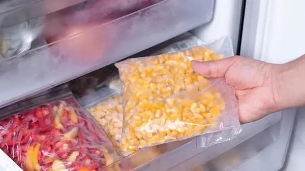 Какие продукты ни в коем случае нельзя замораживать, но хозяйки почему-то кладут их в морозилку