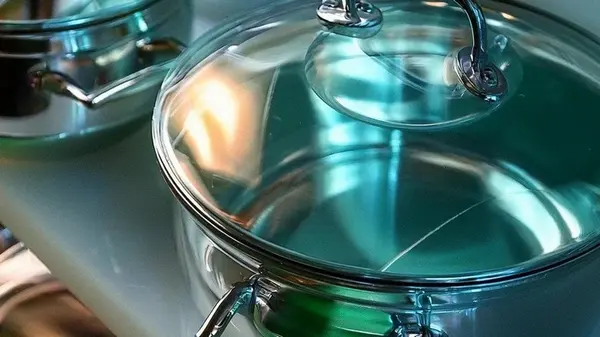 Даже самые старые кастрюли будут сиять, как новые: как за 5 минут избавиться от нагара