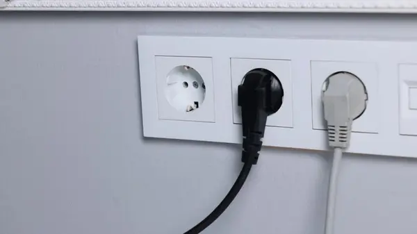 Электрические «вампиры»: какие приборы лучше отключать от розетки, чтобы не мотали свет