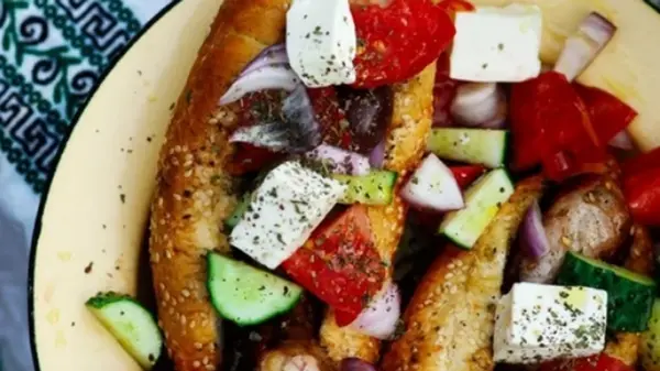 Греческие хот-доги: идеальное блюдо для летнего барбекю с маслинами и фетой