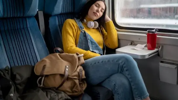 Сон в поезде и автобусе: эти простые приемы помогут отдохнуть в дороге