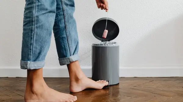 Зачем на дно мусорного ведра насыпают соду: простой трюк, который изменит жизнь к лучшему