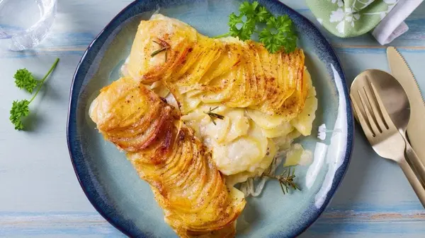 Картофель, запеченный в сливочном соусе: рецепт вкусного гарнира