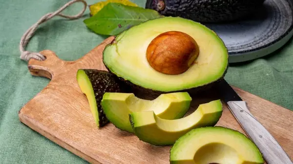 Почему авокадо быстро становится темным и безопасно ли его употреблять в пищу