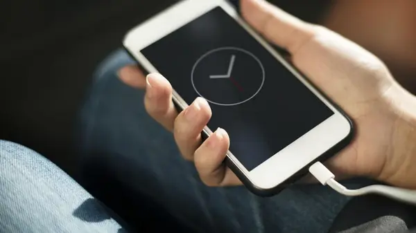 Эксперты объяснили, можно ли оставлять телефон на зарядке на ночь