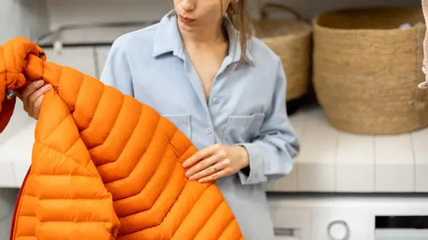 Как правильно постирать пуховик или зимнюю куртку дома, чтобы не потеряли форму, цвет и тепло