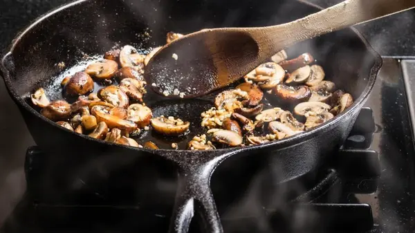 Что нельзя готовить в чугунной посуде: шеф-повар назвал 4 «опасных» продукта