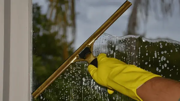 Как быстро избавиться от плесени на окнах: 2 ложки этого средства на тряпку — и ее больше не будет