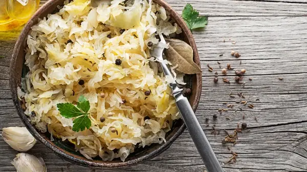 Попробуйте — и не сможете остановиться: как приготовить квашеную капусту всего за три дня