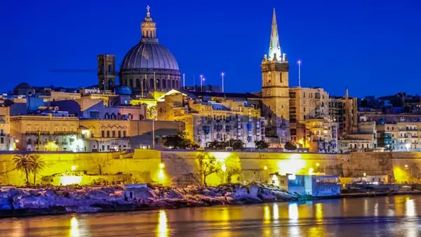 Обошла Париж и Лиссабон: туристы назвали самую красивую столицу мира