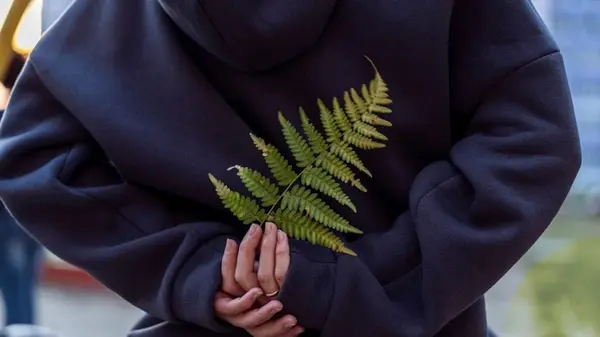 Один жест, раскрывающий вашу натуру: как руки за спиной показывают, кто вы на самом деле