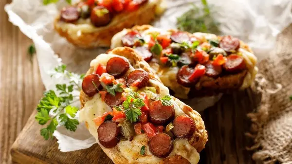 Горячие бутерброды с колбасой и картофелем: рецепт оригинального перекуса