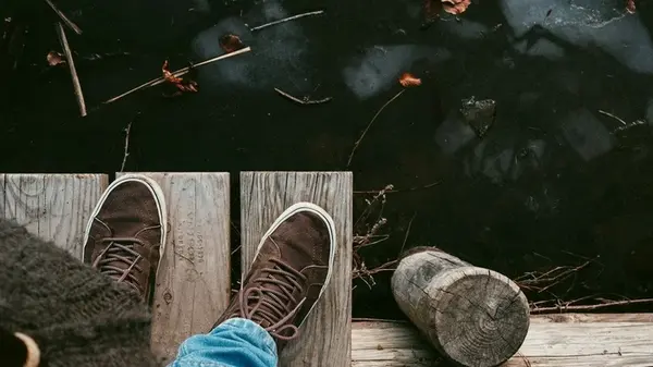 Белые следы соли на обуви исчезнут за 1 минуту без химии: что делать?