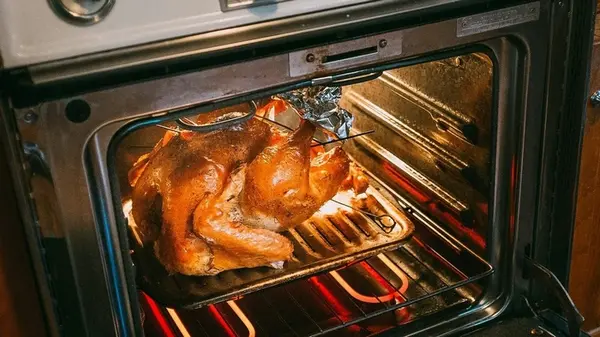 Простой способ отмыть даже самую загрязненную духовку