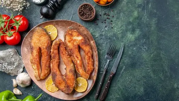 Почему рыба распадается во время жарки и как этого избежать: советы поваров