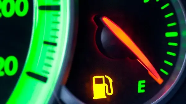 Сколько литров остается и какое расстояние можно проехать, если загорелась лампочка уровня топлива