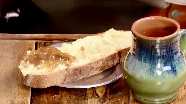 Как приготовить бутерброд с толченым сыром, грецкими орехами и инжирным вареньем