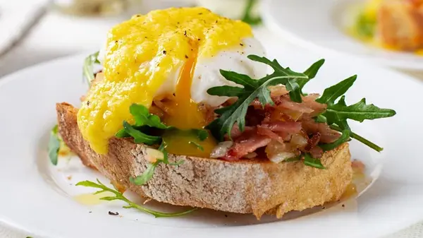 Повар раскрыл метод приготовления яйца-пашот за 45 секунд: результат приятно удивит