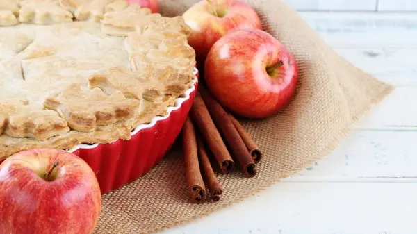 Невероятно нежный яблочный пирог: простой рецепт вкуснейшей выпечки