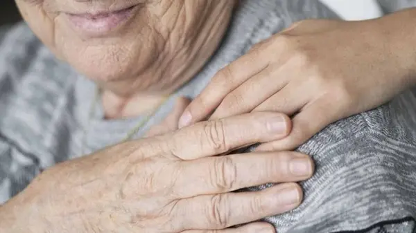 С кем должны жить пожилые люди: важные советы после 70 лет