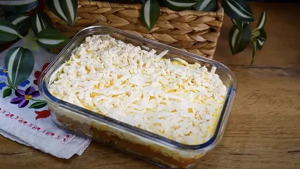 Легко готовится и очень вкусный: рецепт бюджетного салата на каждый день