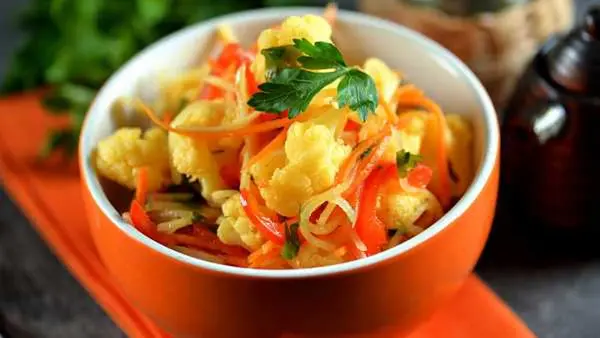 Засоленные цветная капуста и морковь: рецепт хрустящей закуски