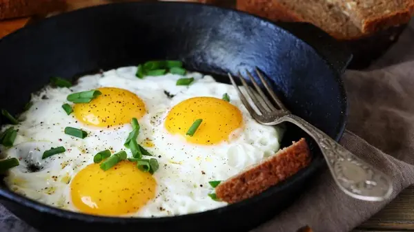 Шеф-повар назвала один ингредиент, который изменит жареные яйца к лучшему