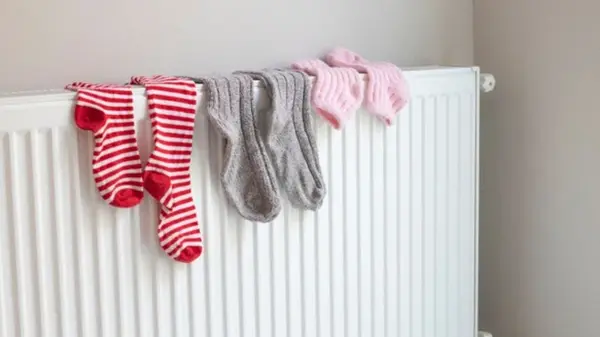 Как не нужно сушить вещи: почему нельзя делать это на радиаторе объяснили эксперты