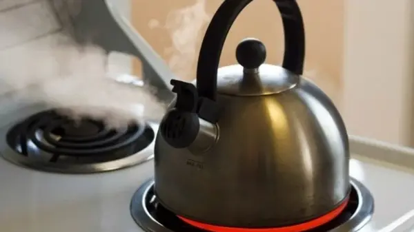 Теперь не буду чистить чайник от накипи содой и уксусом: есть лучший способ, который работает