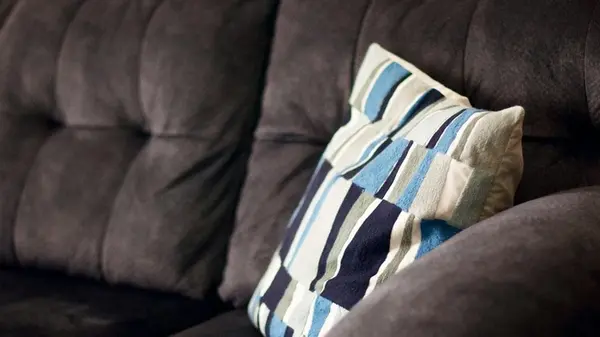 Как отмыть диван без химчистки и щетки