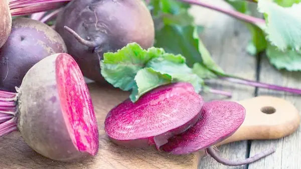 Забудьте об «Селедке под шубой»: этот свекольный салат покорит вас с первой ложки