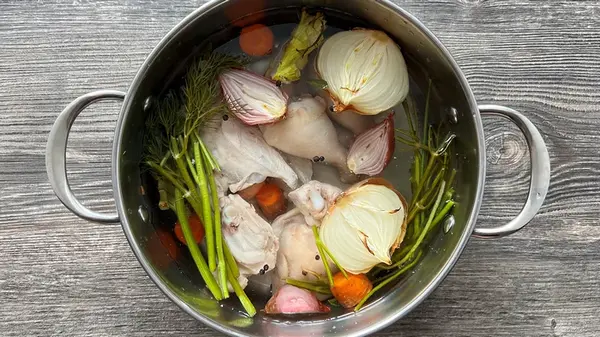 Как приготовить идеальный золотистый куриный бульон: 5 секретов насыщенного вкуса