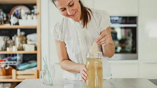 Комбуча или кефир: какой ферментированный напиток полезнее для здоровья кишечника