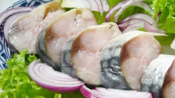 Домашняя скумбрия в пряном маринаде: простое блюдо, которое покоряет с первого кусочка