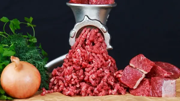 Четырех поваров спросили, как лучше приготовить говяжий фарш: все ответили одно и то же