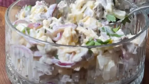 Бюджетный салат из куриных сердечек, который покорит семью