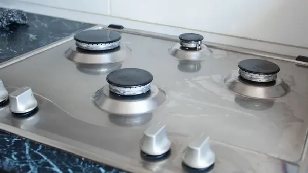 Как действенно очистить варочную поверхность: копеечные средства