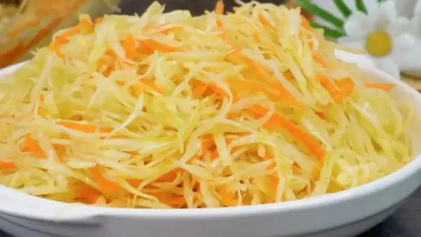 Салат из капусты, который когда-то был в каждой столовой: простой рецепт