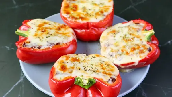 Омлет с колбасой и сыром в болгарском перце: рецепт эффектного завтрака