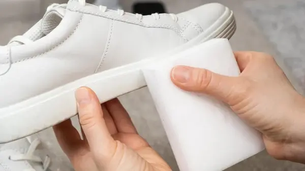 Как отчистить белую обувь в домашних условиях: эксперты дали пошаговую инструкцию