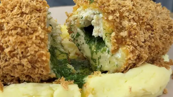 Сочные котлеты по-киевски: рецепт, который всегда удается