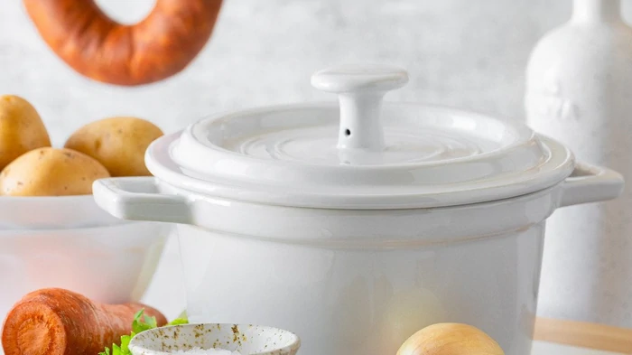 Самые старые эмалированные кастрюли будут, как новые: быстрые способы очистки от нагара и жира