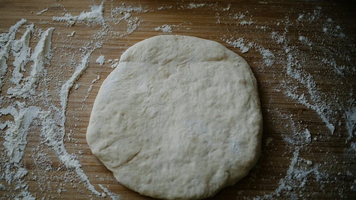 Одна ложка этого ингредиента — и тесто всегда идеально: блины, пицца, чебуреки получаются безупречно