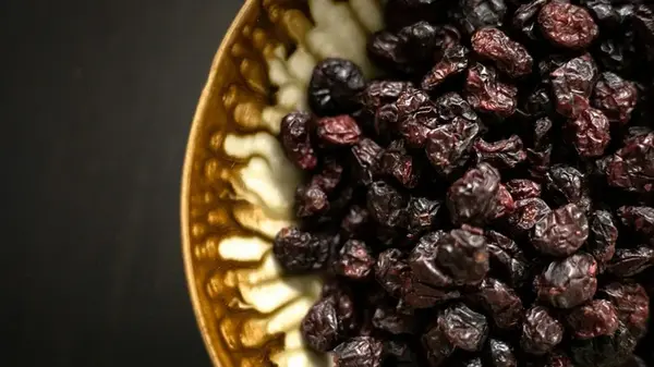 Только не горячей: какой водой правильно промывать сухофрукты