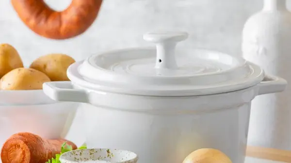 Самые старые эмалированные кастрюли будут, как новые: быстрые способы очистки от нагара и жира