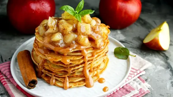 Яблочные панкейки: рецепт завтрака, который понравится каждому члену семьи