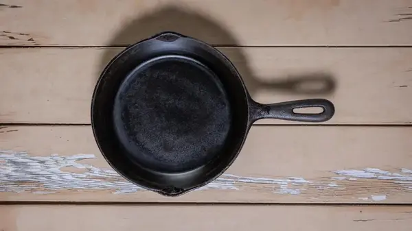 Что не стоит готовить на антипригарной сковороде: шеф-повар назвал популярных 5 блюд