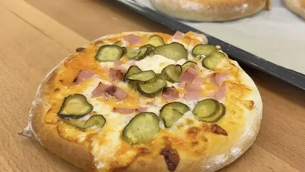 Мини-пицца, как в школе: быстро, вкусно и из доступных ингредиентов
