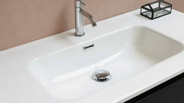 Лайфхак для раковины: заливаете горячий раствор — и за 20 минут засор исчезает